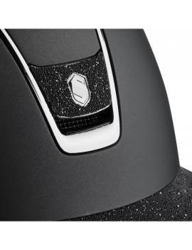 detalles swarovski en logo de Casco equitación visera ancha mujer negro samshield crystal fabric