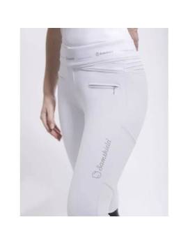 mujer con pantalón blanco competición equitación mujer leggins impermeables de samshield alpha winter