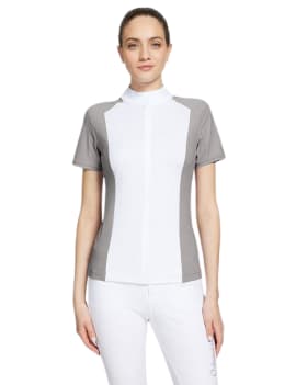 mujer con polo de concurso samshield gretta gris