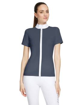 mujer con polo de concurso samshield julia azul
