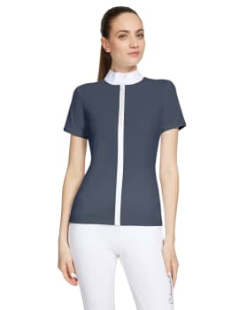 mujer con polo de concurso samshield julia azul