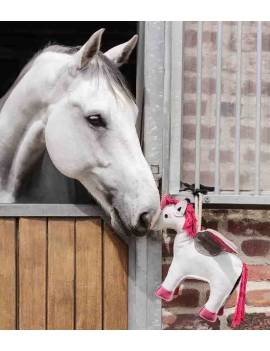 caballo jugando con juguete para caballo en forma de unicornio rosa con botella