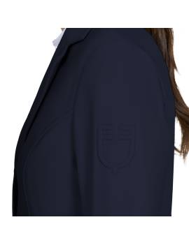 hombro americana de concurso hípico mujer con logo en hombro equestro