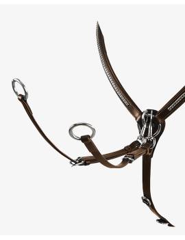 detalle pechopetral caballo cuero con tachuelas plateadas equestro clincher
