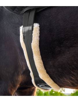 cincha larga de cuero con borreguito waldhausen con caballo