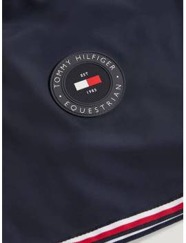 detalle logo manta riñonera de trabajo caballo azul marino con ribete rojo tommy hilfiger springfield