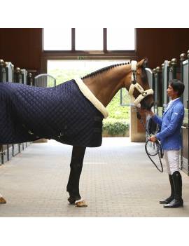 caballo con manta de cuadra con borreguito en el cuello kentucky horsewear azul marino