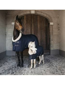 manta de cuadra con borreguito en el cuello kentucky horsewear azul marino