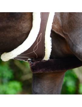 caballo con cincha semibarriguera salto cuero borreguito kentucky horsewear
