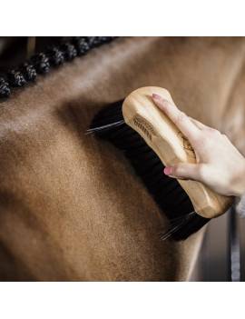uso del cepillo medio fuerte kentucky horsewear grooming deluxe