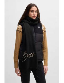 mujer con bufanda negra boss equestrian vision 2