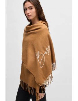 mujer con bufanda beige boss equestrian