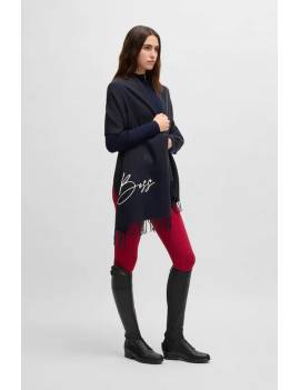 mujer con bufanda negra boss equestrian