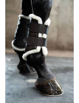 caballo con protectores de trabajo con borreguillo para caballo de hkm