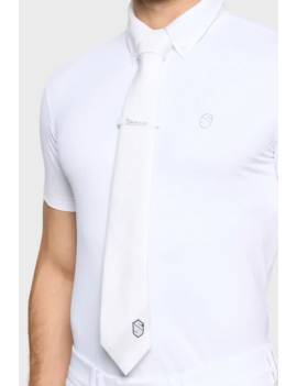 hombre con corbata de concurso de samshield con logo