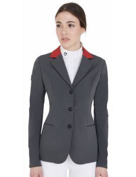 americana de concurso mujer gris con cuello rojo equestro