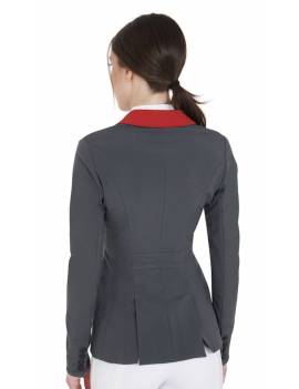 espalda americana de concurso mujer gris con cuello rojo equestro