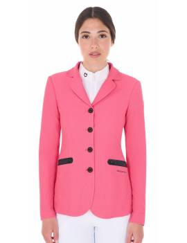 americana de concurso hípico mujer rosa fucsia con logo en hombro equestro