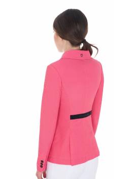 espalda americana de concurso hípico mujer rosa fucsia con logo en hombro equestro