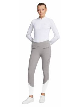 mujer con pantalón de montar samshield alpha gris con calcetin blanco