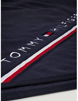 detalle logo manta polar secante caballo con cinchuelos azul marino tommy hilfiger