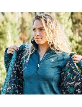 mujer con sudadera equitación ariat teal team eurasian