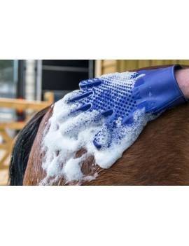 uso de la Manopla Hippo Mitt para la ducha